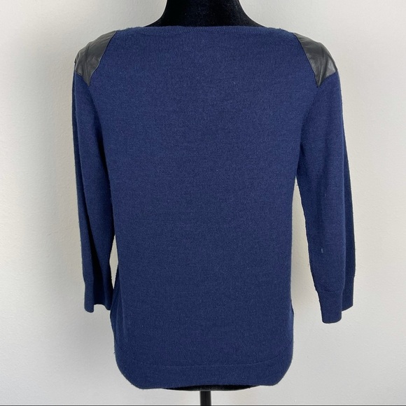 Tahari Navy with Leather shoulder patches 100% Merino wool sweater crew neck M - Picture 3 of 11
